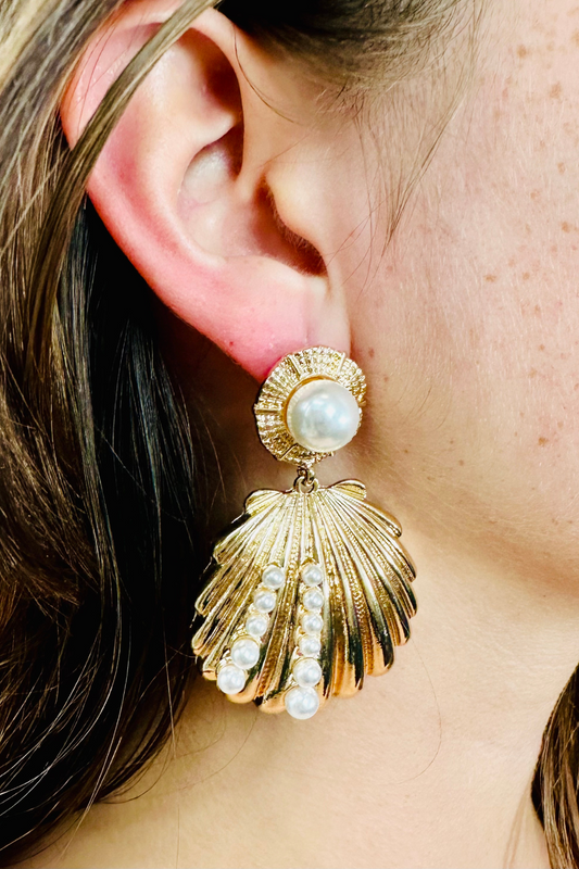 Golden Seashell Glamour Earrings (Gold)