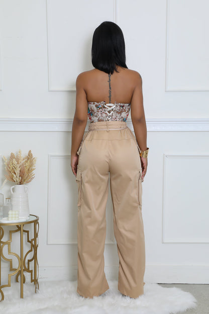 High-waisted beige cargo pants with side pockets and a stylish adjustable drawstring, perfect for versatile everyday looks.