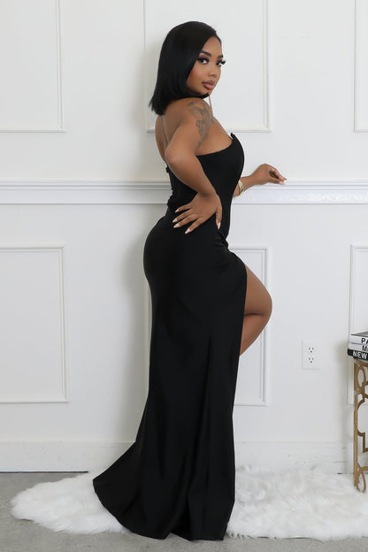 A stunning strapless black gown featuring a high slit, perfect for evening galas and formal occasions.
