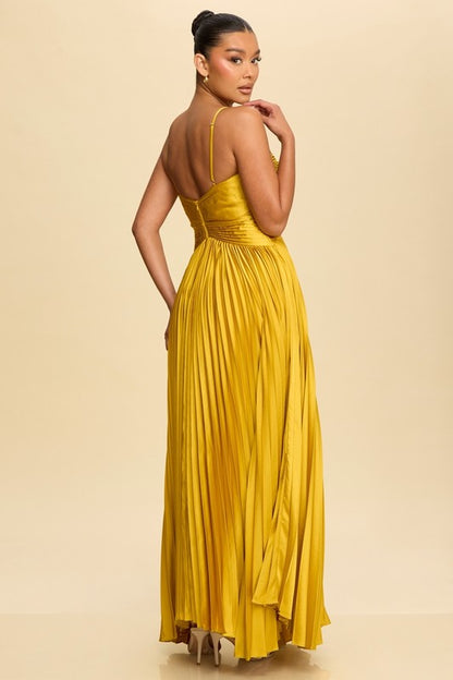 A timeless moss-colored maxi dress with a soft sheen, pleated details, and a sophisticated design.
