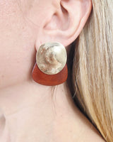 Geometric gold earrings in earthy luxe style – modern statement accessory