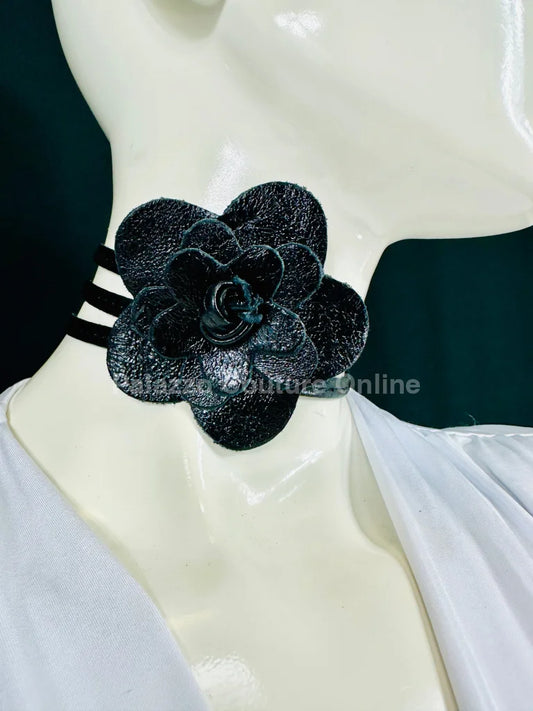 Stylish black leather flower choker, perfect for a bold and sophisticated look.