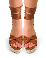 Tan platform sandals with wrap-around ribbon – elegant and comfortable