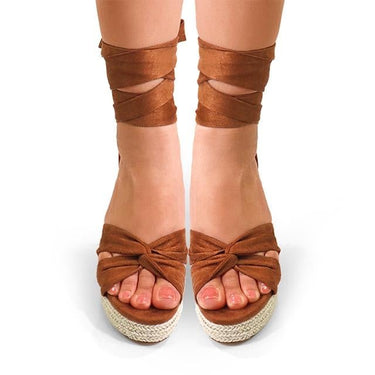 Tan platform sandals with wrap-around ribbon – elegant and comfortable