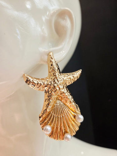 Dive deep into ocean-inspired elegance with these gold-plated starfish and pearl statement earrings.
