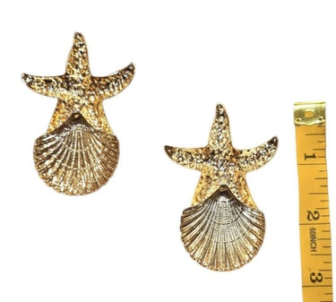 coastal-inspired look with these stunning ocean-inspired earrings. Featuring a starfish, shell, and pearls in gold plating.