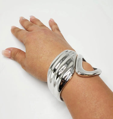 Waves Crashing Cuff Bangle (Silver) - chic women's accessory