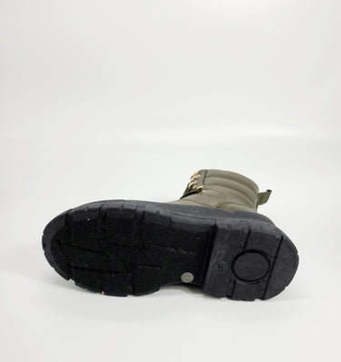 Combat boots in olive tone with functional and stylish design